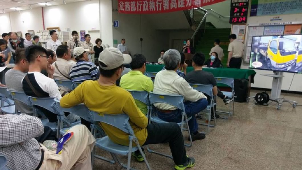 法務部行政執行署高雄分署6日舉辦拍賣會。圖／翻攝高雄分署臉書