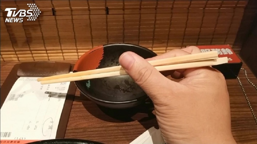 他稱讚筷子「這樣拿」有家教!網友吵翻天