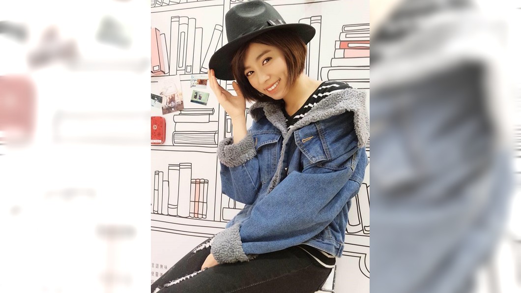 女星逛街笑到內衣蹦開 當眾激凸急忙遮掩