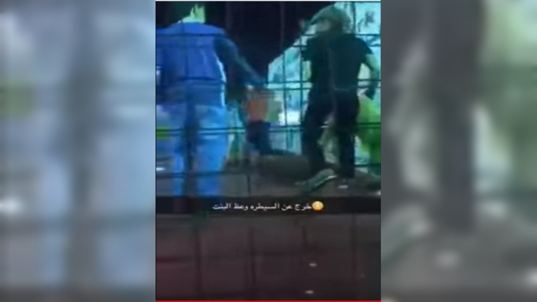 男子徒手將獅子制伏