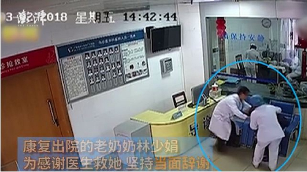 暖暖的!8旬奶奶鞠躬道謝 醫師也90度彎腰回敬