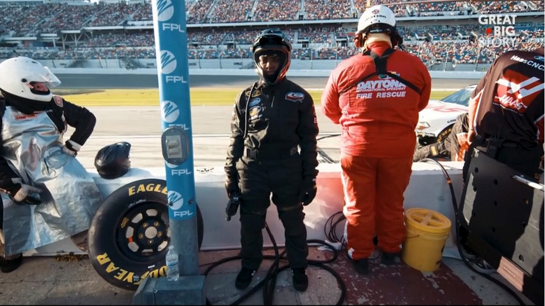 NASCAR史上第一位!非裔女技師 修賽車一把罩