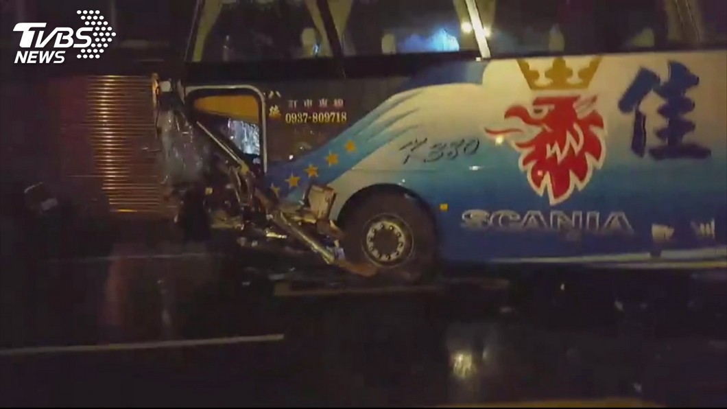 遊覽車疑天雨路滑 高速撞分隔島11傷