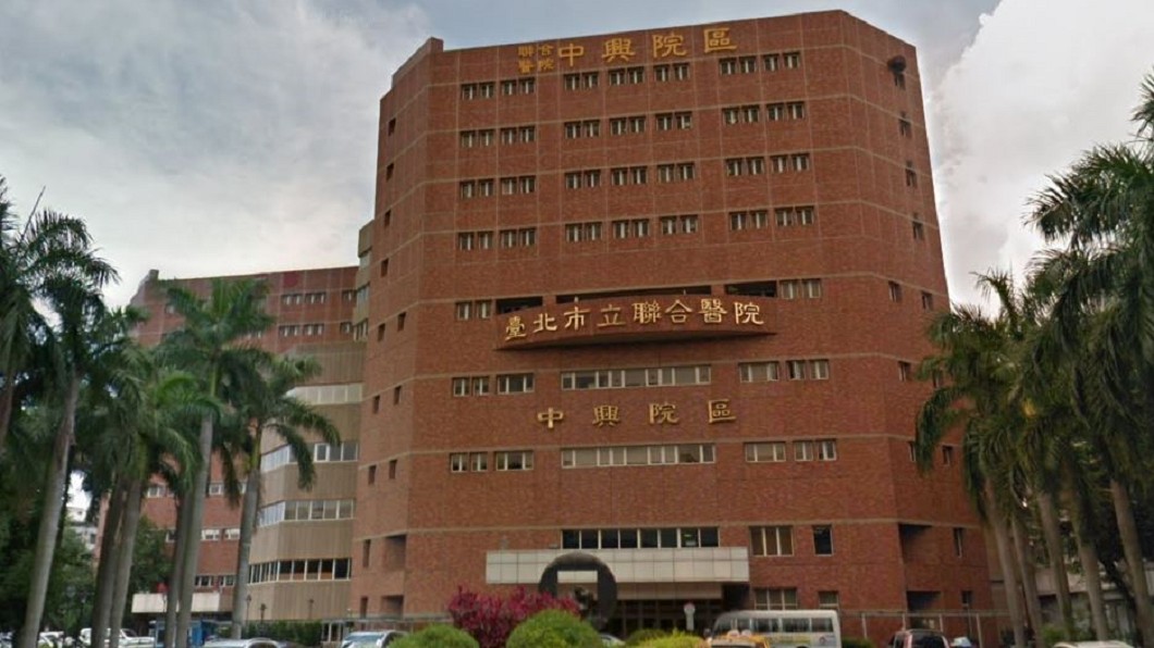 抓頭猛撞牆!醫院保全狂毆病患到吐血 丟包吸菸區等死