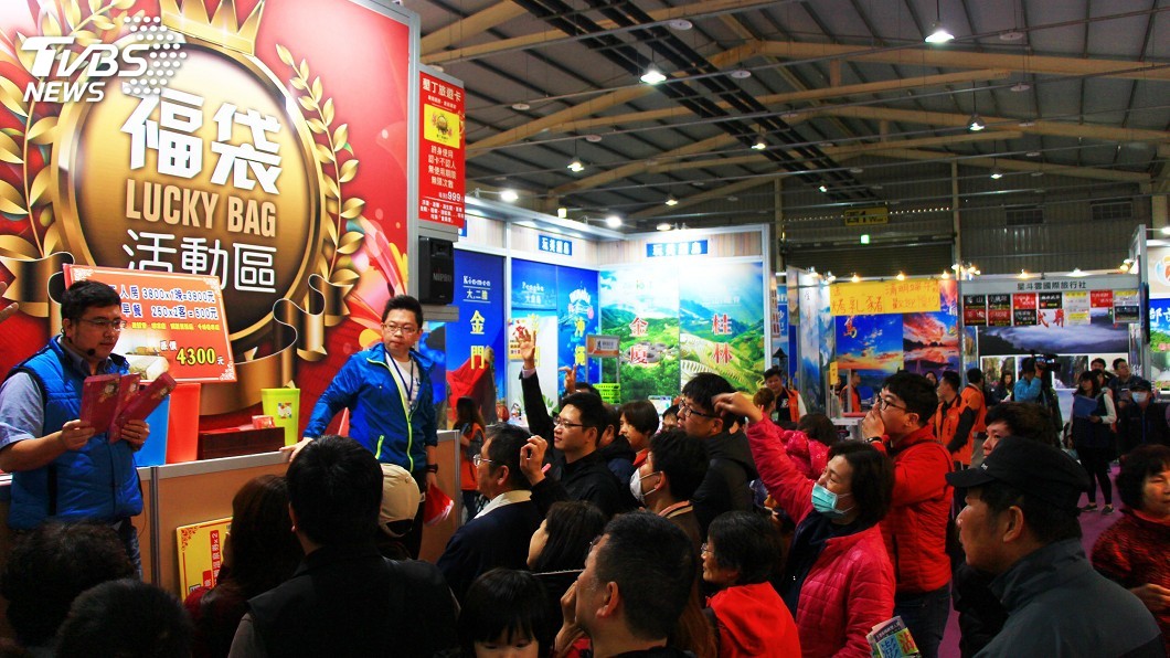 台中國際旅展開幕 搶衛生紙大賽拚人氣
