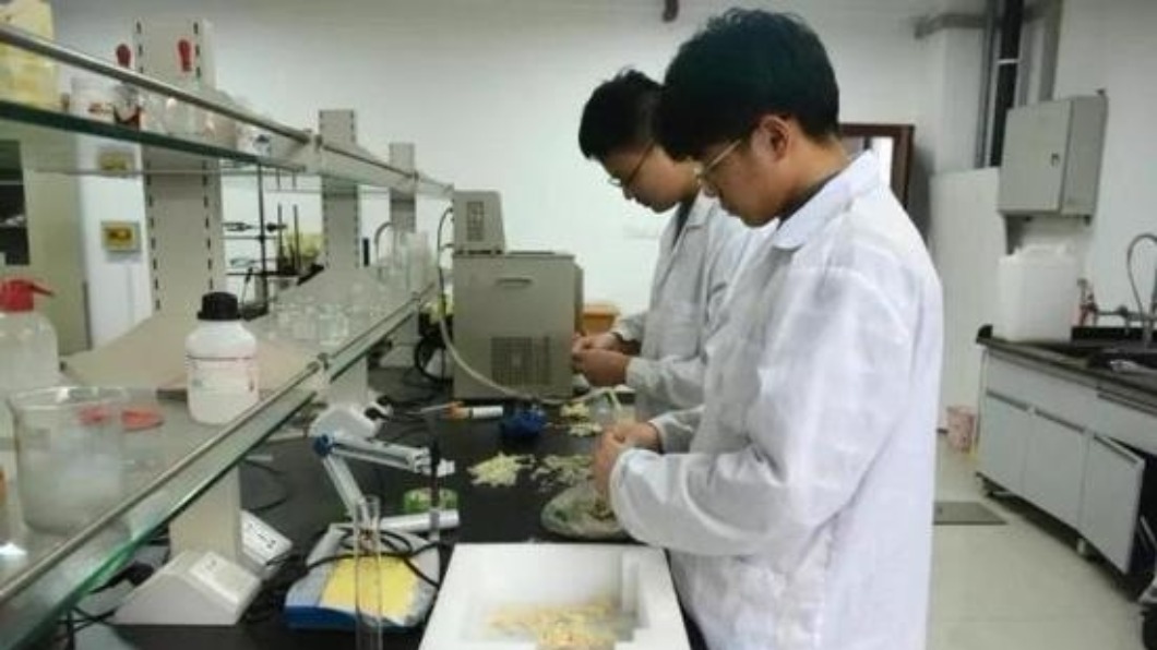 製作指甲油中的男學生。圖/翻攝自新浪網