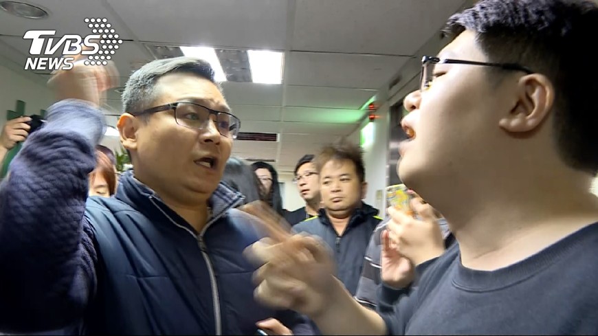 統派成員胡志偉遭架離，怒嗆蔡丁貴。