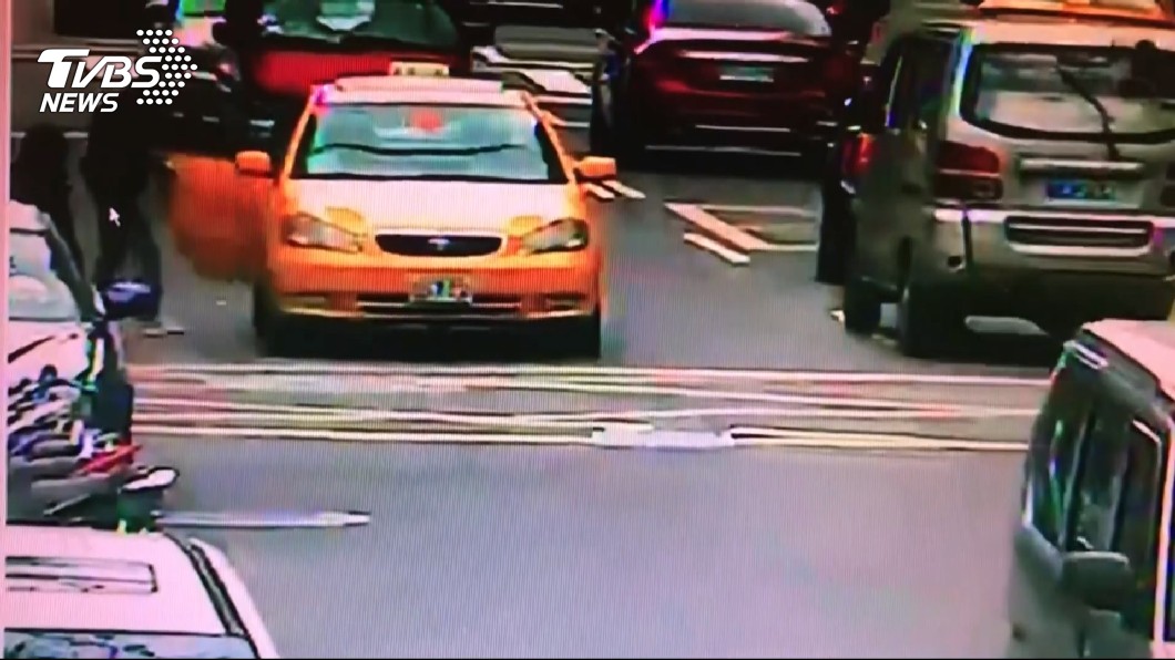 快訊／手機交易釀殺機！　當街砍人嫌犯警局投案