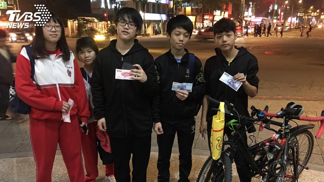 5少年拾金不昧 扛自行車走1公里報案