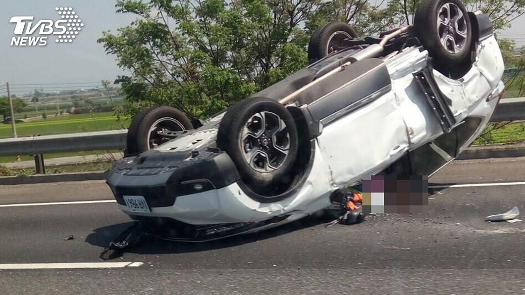 國道1號虎尾段車禍 轎車翻覆1死4傷