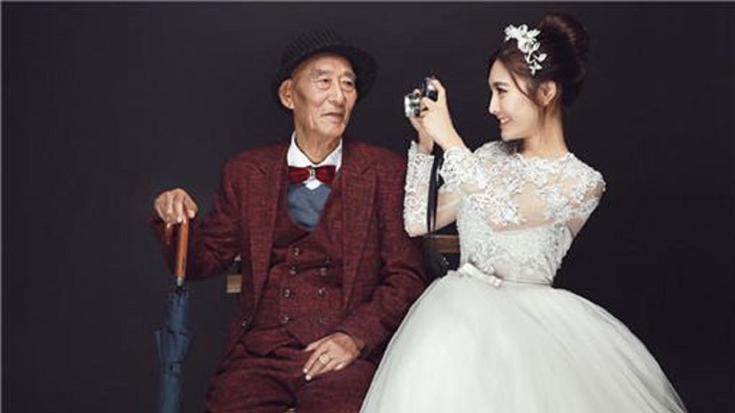 好怕您看不到!孫女帶重病爺爺拍婚紗照 暖哭所有人