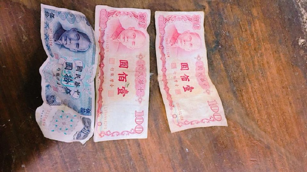 網友還分享了當年的舊台幣鈔票。(圖/翻攝自爆廢公社)
