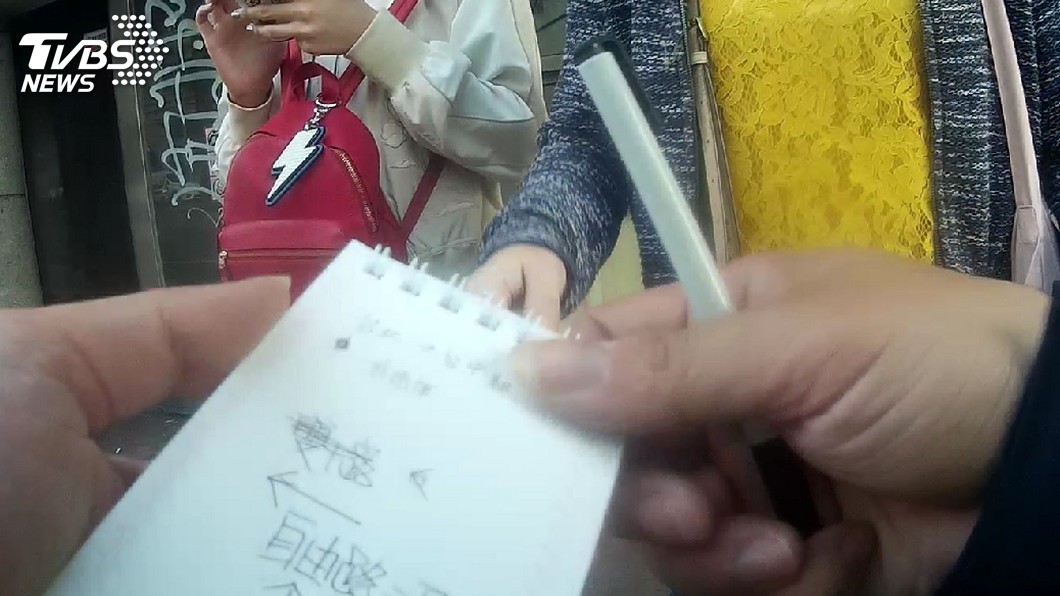 櫻花妹遊台迷途　熱心警畫圖指路