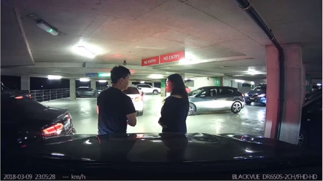 另名男姓友人見狀，也和華人女一起肉身擋車。(圖／翻攝自YouTube)
