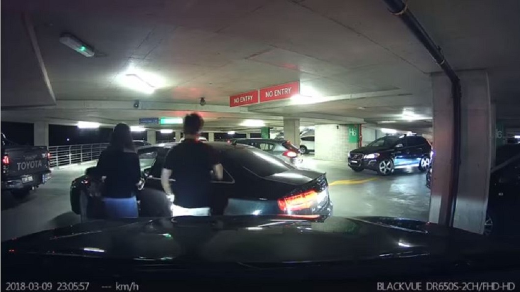 見友人的奧迪車輛開出來了，這對男女才上車。(圖／翻攝自YouTube)