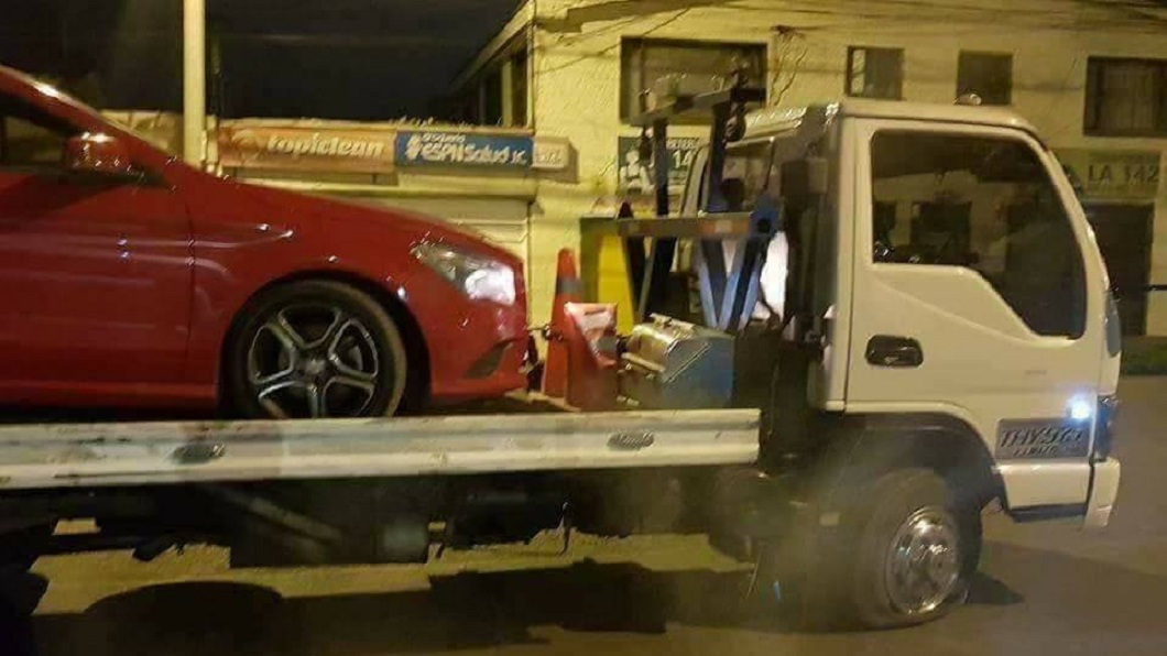 有網友車子爆胎找拖吊車救援，沒想到拖吊車也發生爆胎悲劇了。(圖／翻攝自爆料公社臉書粉絲團)