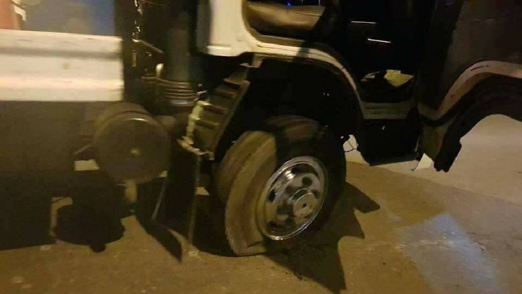 沒想到前來救援的拖吊車,右前輪也發生爆胎。(圖/翻攝自爆料公社臉書粉絲團)