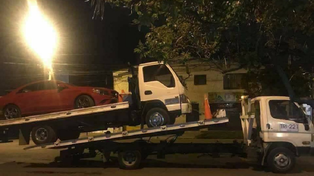 最後只好找來另一輛拖吊車,把這輛轎車和拖吊車拖走。(圖/翻攝自爆料公社臉書粉絲團)