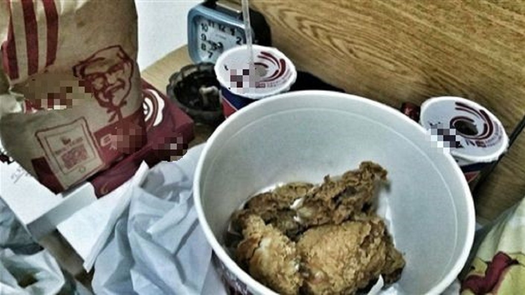 女友哭喊「餓到能吃牛」!他買炸雞桶回家立刻崩潰
