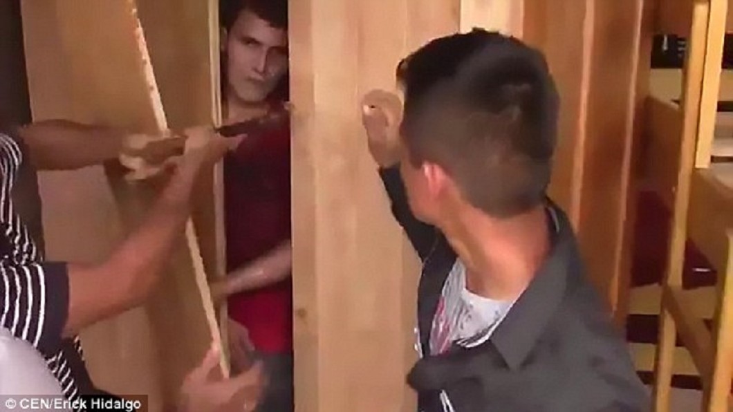 驚!衣櫃突然搖動 撬開竟藏殺人犯