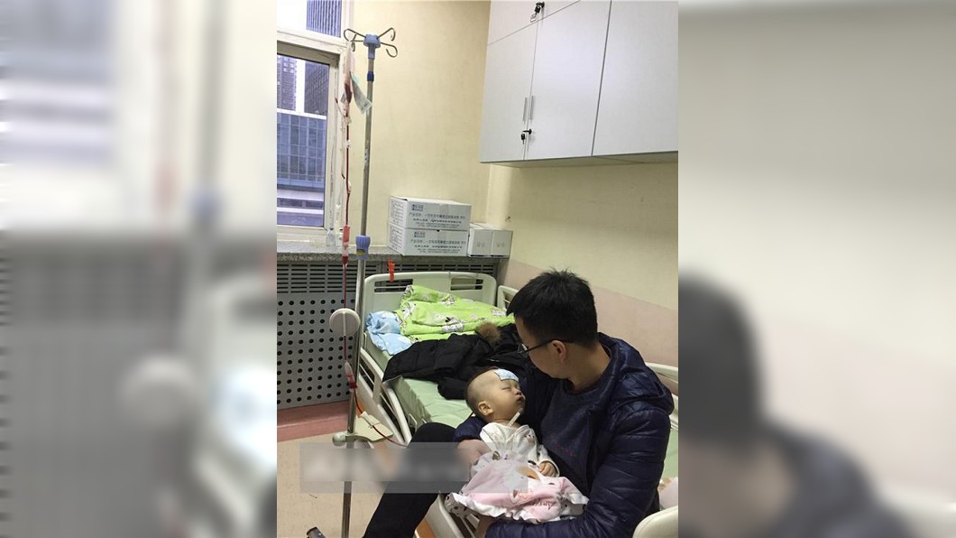 安安父親為骨科醫師,卻無法拯救自己的孩子,相當自責。圖/翻攝《成都商報》