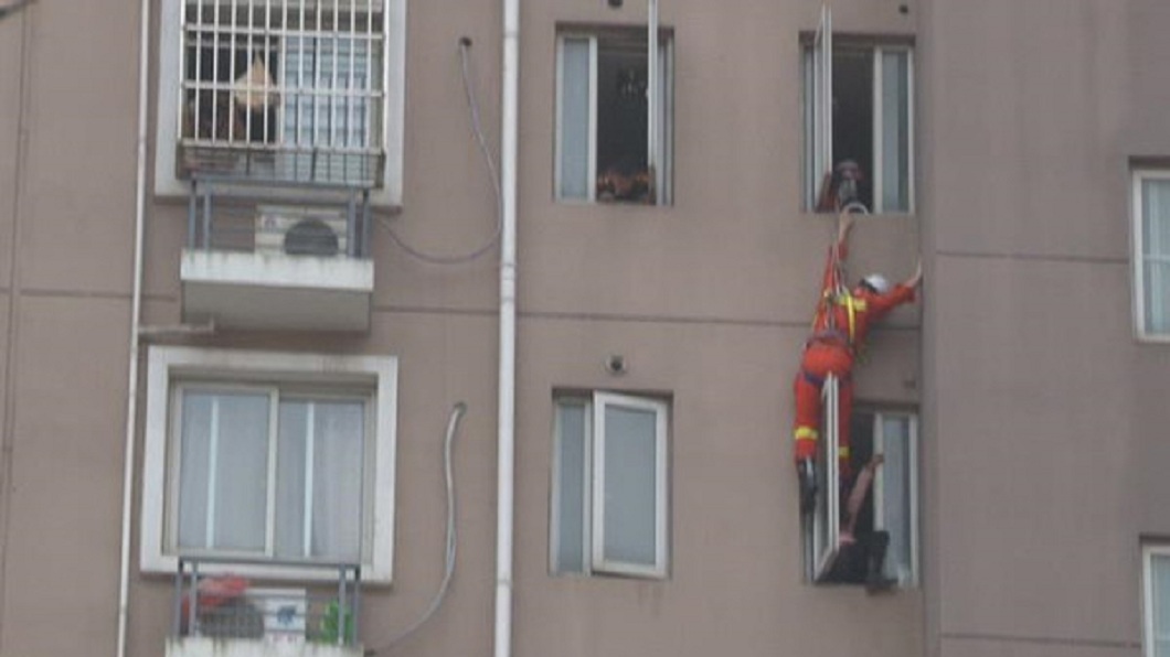 母帶3歲童欲跳8樓 消防員垂降「踹」她一腳回屋內