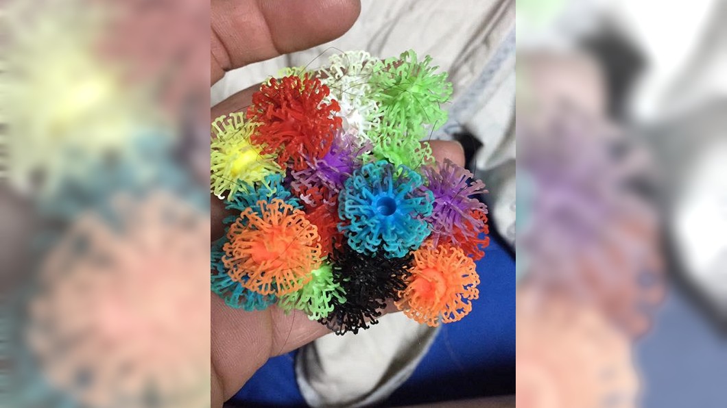 球上細小的釣鉤,堆疊後可輕鬆成形,但若不慎用上頭髮恐成悲劇。