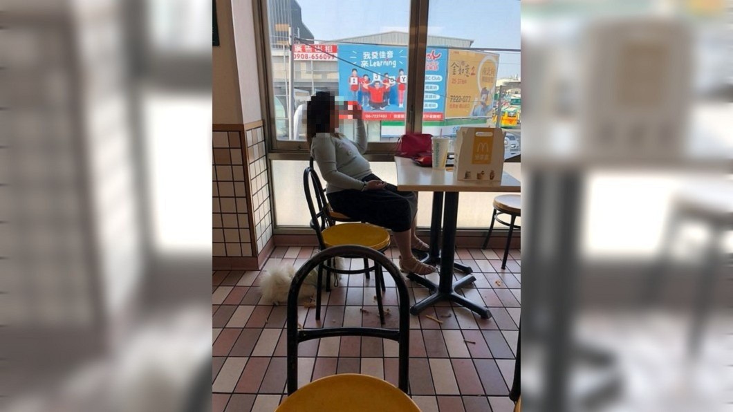 大媽速食店狂扔雞骨餵狗 網:要害死牠嗎?