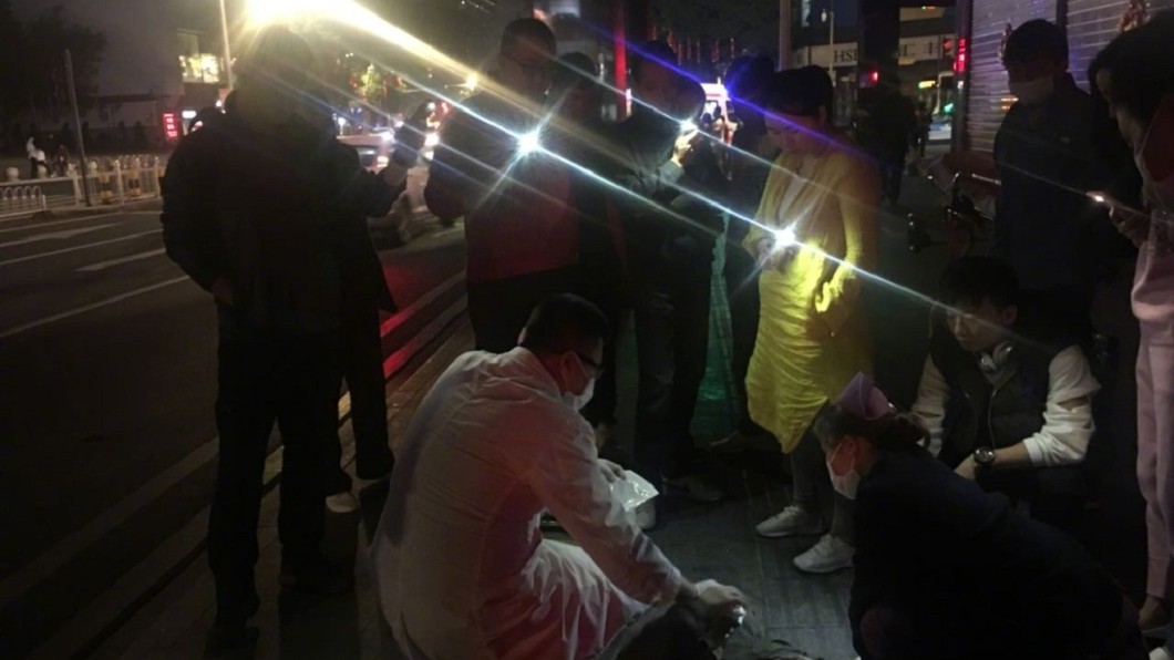 昏暗路旁醫師急救傷者 眾人暖開「手電筒」助照明