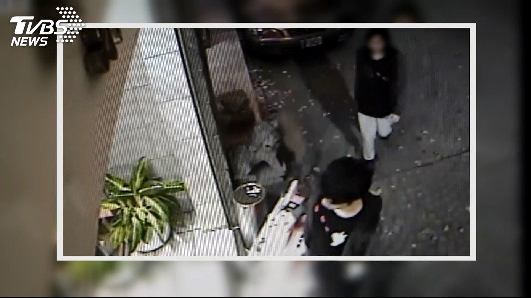 和男友來台旅遊卻遭殺害棄屍的香港籍潘姓女子，屍體被棄置在捷運竹圍站外的草地。(圖／TVBS)