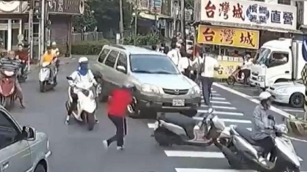 屏東枋寮日前發生一起離奇車禍,一輛機車在沒有催油門的情況下突然暴衝。(圖/翻攝自臉書粉絲團「屏東小鎮資訊」)
