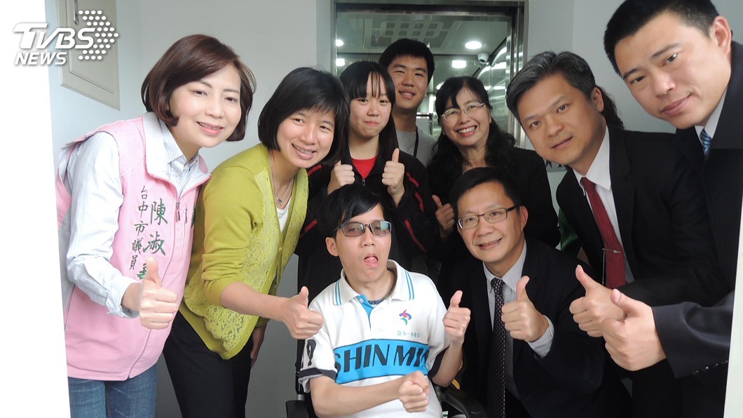 畢業生感人故事促成 漢口國中啟用無障礙電梯