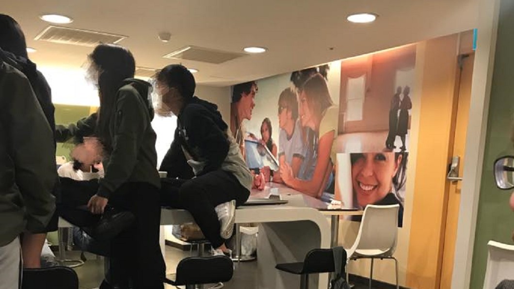 學生坐速食店餐桌嬉鬧 遭批「教育失敗」