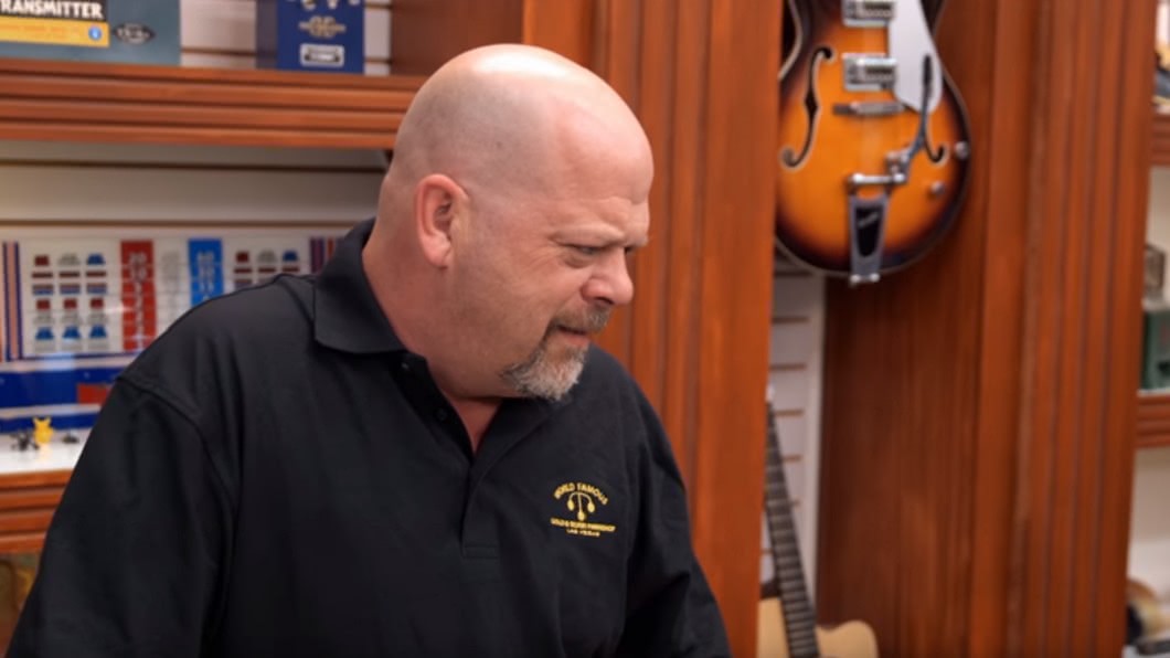 當鋪老闆看見典當物品為遊戲卡,認為蓋瑞在開玩笑。圖/翻攝Pawn Stars