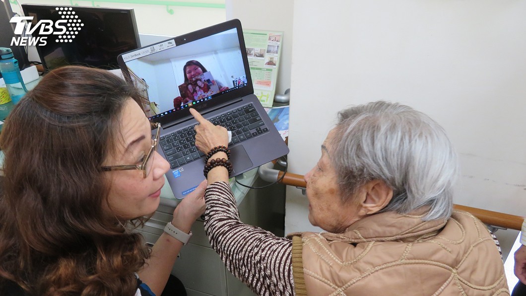8旬嬤與出養美國寄養兒視訊 互訴10年相思