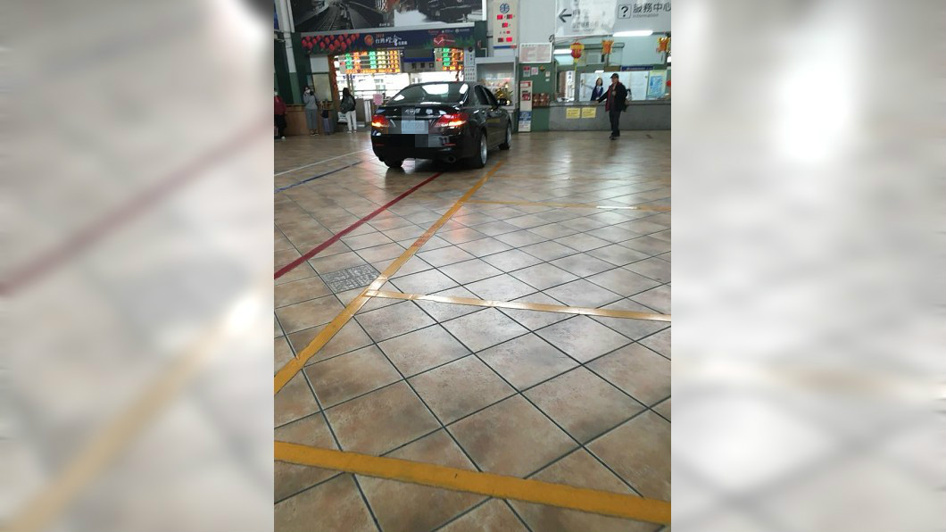 男開轎車直闖火車站大廳 民眾全看傻