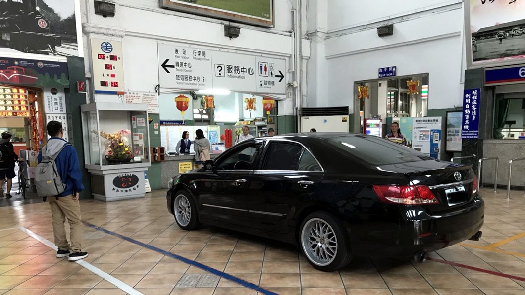 駕車入車站大廳咆哮　男子遭強制送醫