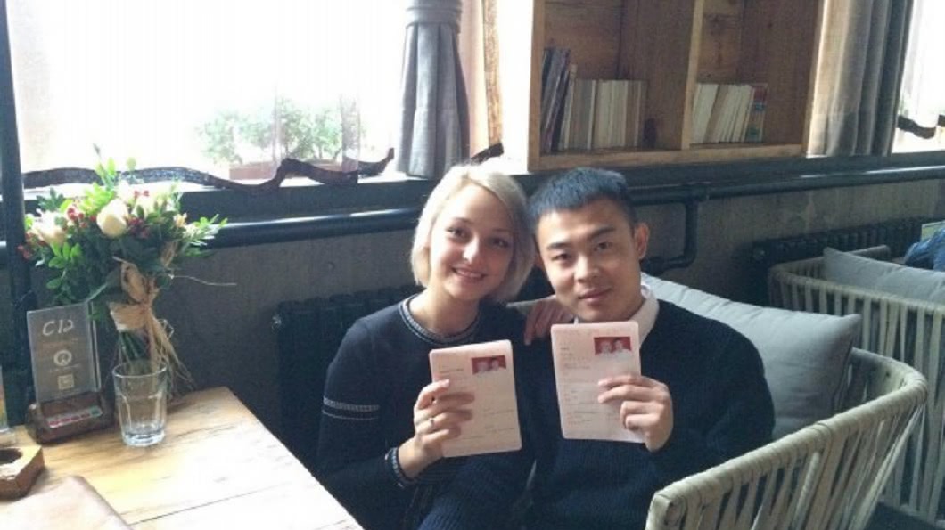 兩人交往1年多之後決定結婚,並且領取了結婚證。(圖/翻攝自西安網)