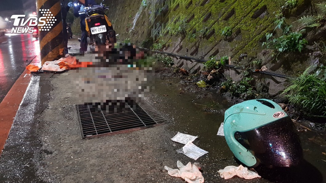 快訊/疑天雨路滑!女騎士雙載重摔1死1重傷