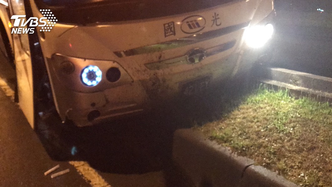 快訊/疑疲勞駕駛! 國光客運宜蘭自撞安全島