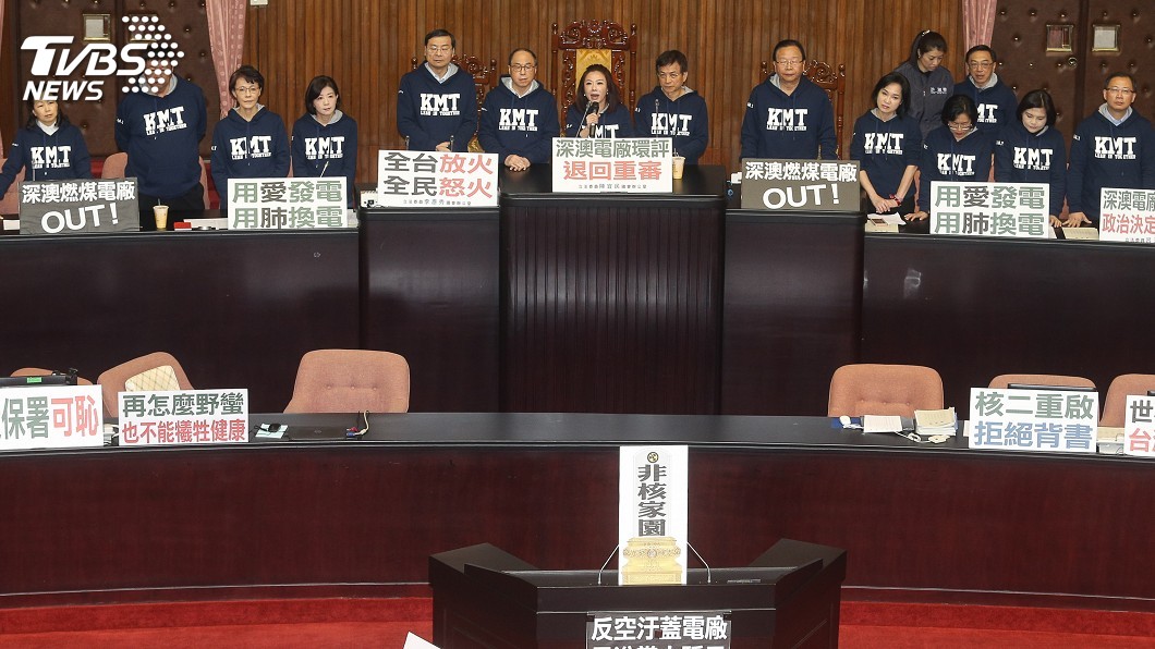 不滿深澳電廠環評通過　藍委占領主席台