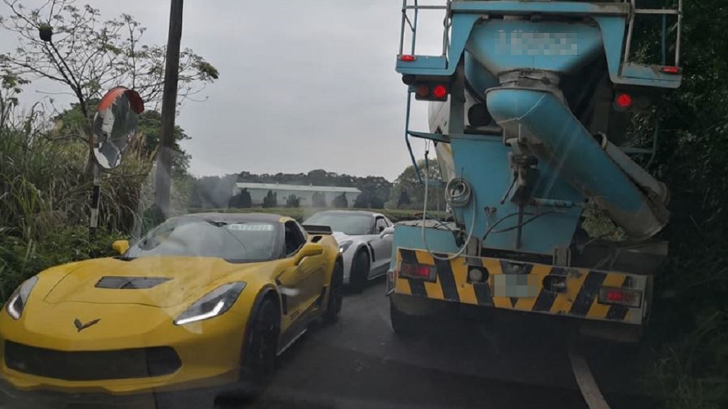 轉彎遇「美國精神號」！水泥車往右靠滿　網笑：被霸凌