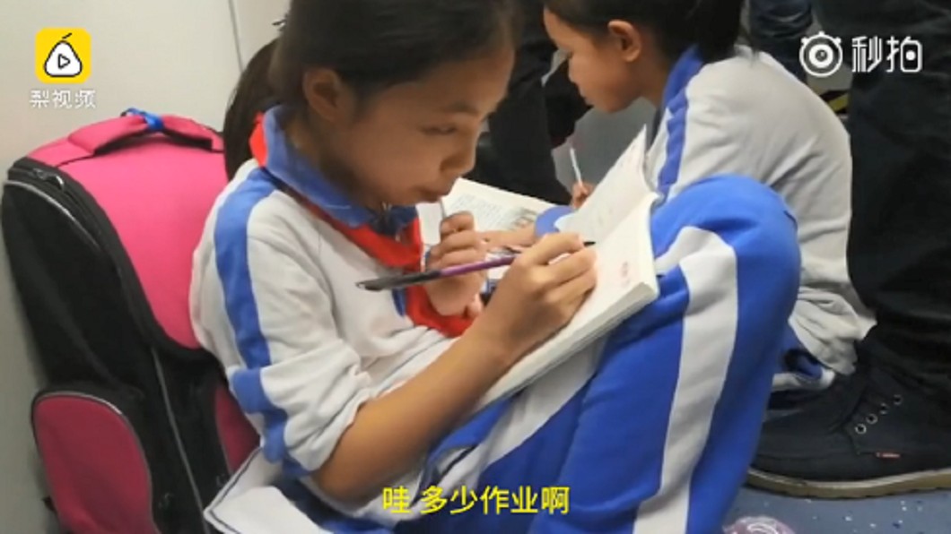 寫不完!陸小學生通勤趕作業 教部擬「減負」