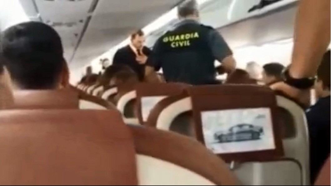 乘客涉種族歧視　空服員霸氣請下機