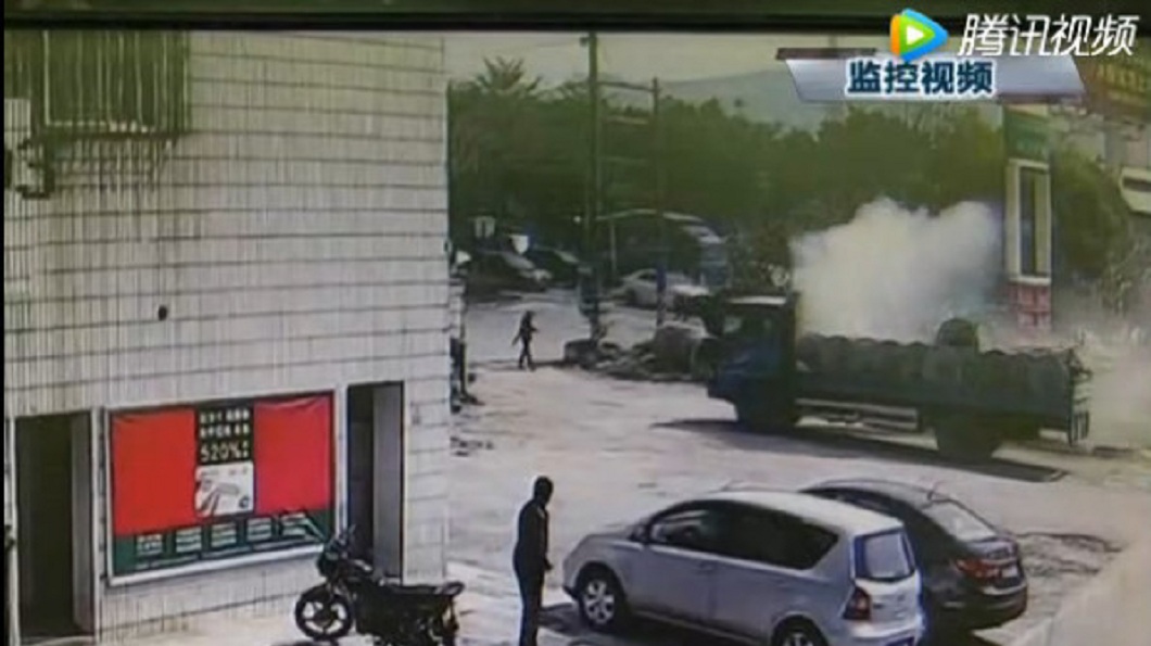 貨車起火冒煙開進加油站 司機:借滅火器撲滅