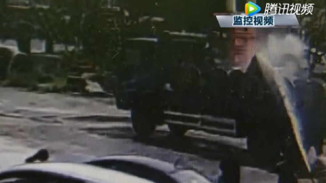 警消人員獲報之後,立刻前往加油站撲滅火勢,所幸20分鐘後順利撲滅。(圖/翻攝自騰訊新聞)