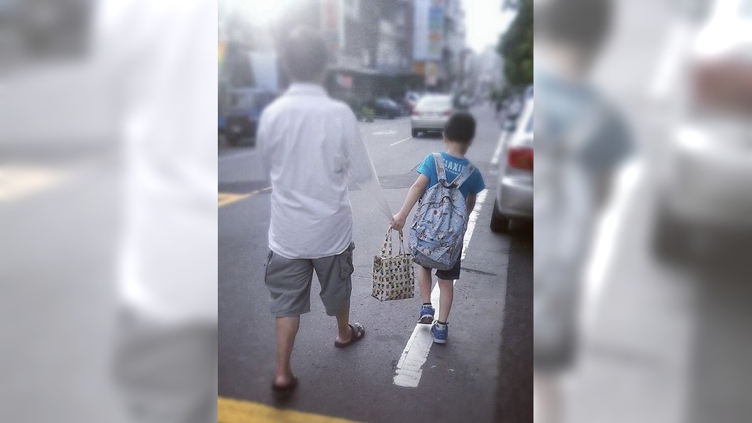 想抱爸媽了!一張男童牽父「空衣袖」照 暖哭上萬網友