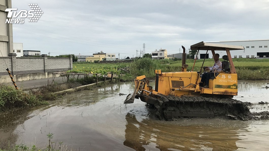 農民憂土鬆農機沉陷　彰化環保局有保證