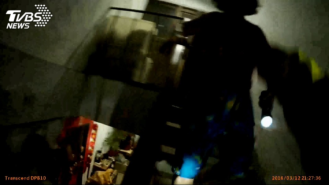 「有沒有水!」女屋主頂樓哭喊 求警救寵物