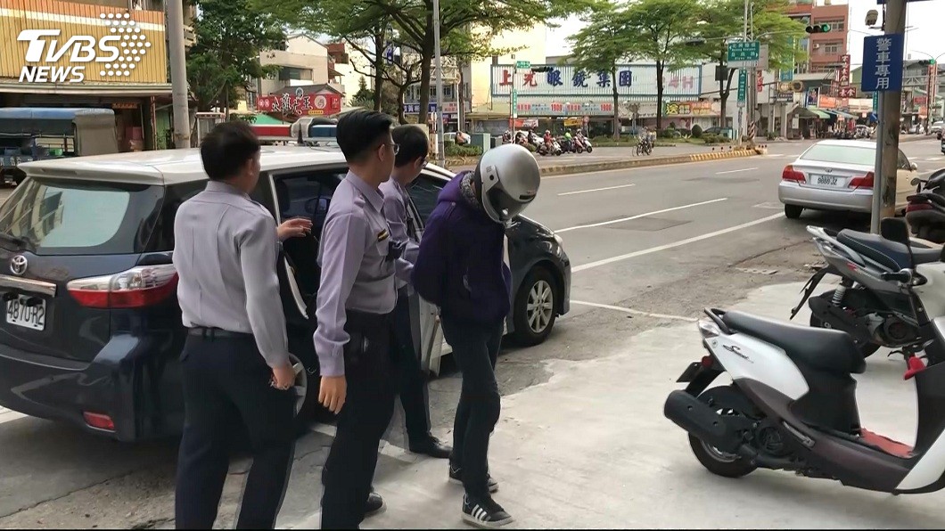 警方循線逮捕持刀砍人的江姓嫌犯。(圖／TVBS)
